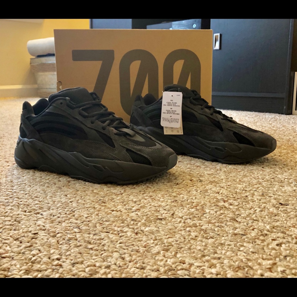 Yeezy Boost 700 V2 - Picture 3 of 8